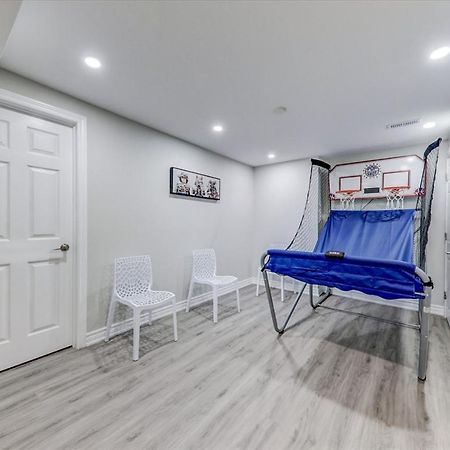 Stunning 7 Bedroom Rougeview Home With 2 Kitchens, 5 Bathrooms, Amazing Backyard & 8-Car Parking Toronto Zewnętrze zdjęcie