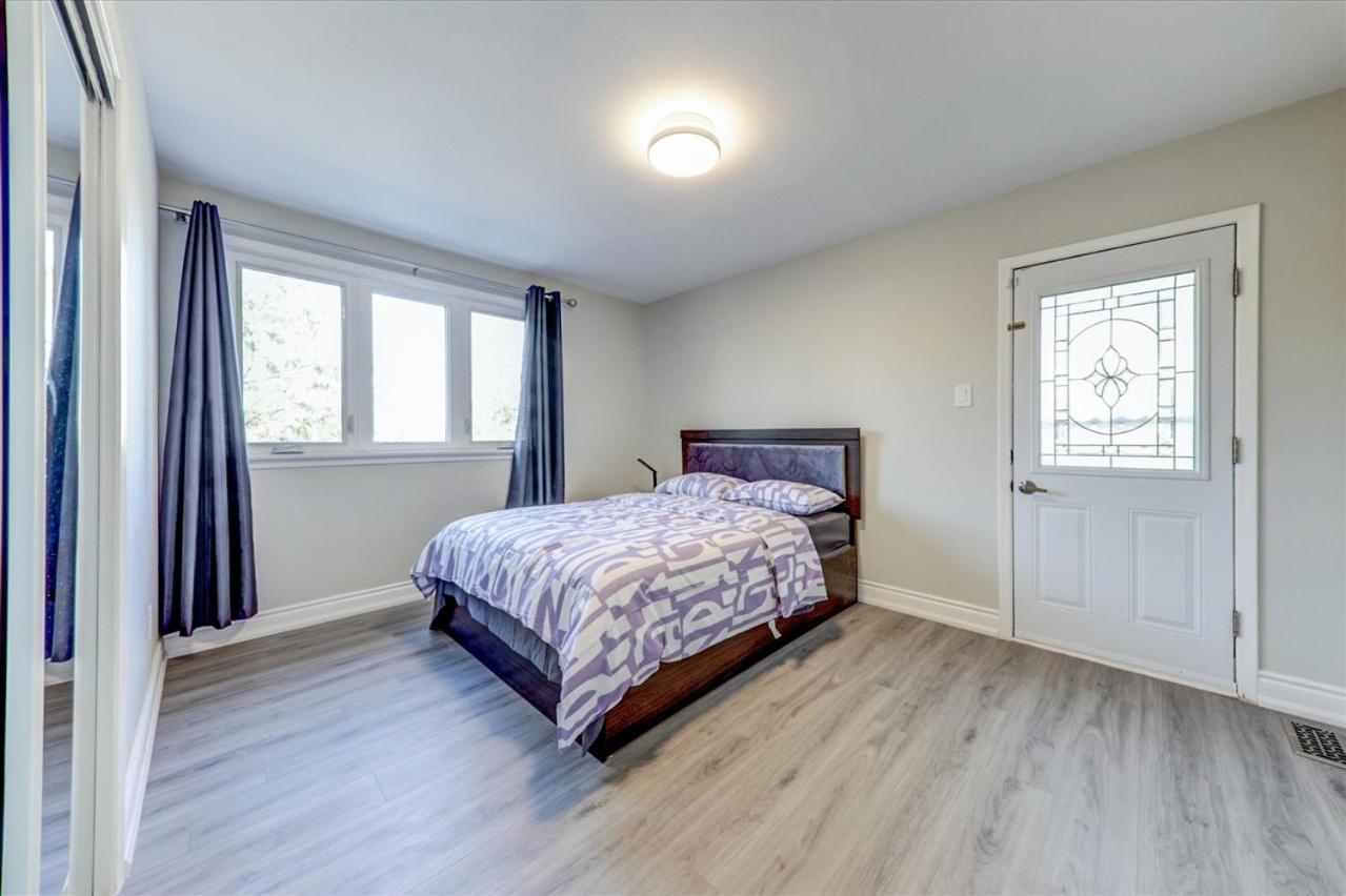 Stunning 7 Bedroom Rougeview Home With 2 Kitchens, 5 Bathrooms, Amazing Backyard & 8-Car Parking Toronto Zewnętrze zdjęcie