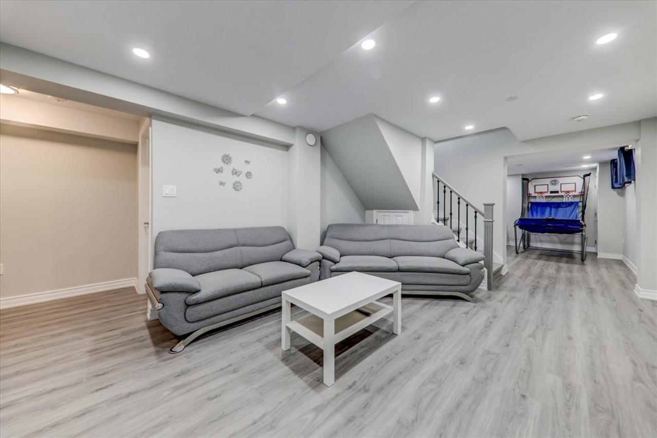 Stunning 7 Bedroom Rougeview Home With 2 Kitchens, 5 Bathrooms, Amazing Backyard & 8-Car Parking Toronto Zewnętrze zdjęcie