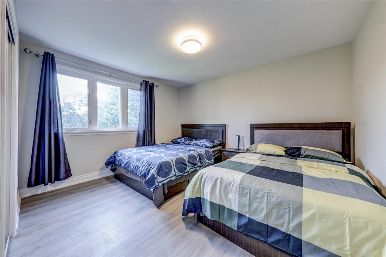 Stunning 7 Bedroom Rougeview Home With 2 Kitchens, 5 Bathrooms, Amazing Backyard & 8-Car Parking Toronto Zewnętrze zdjęcie