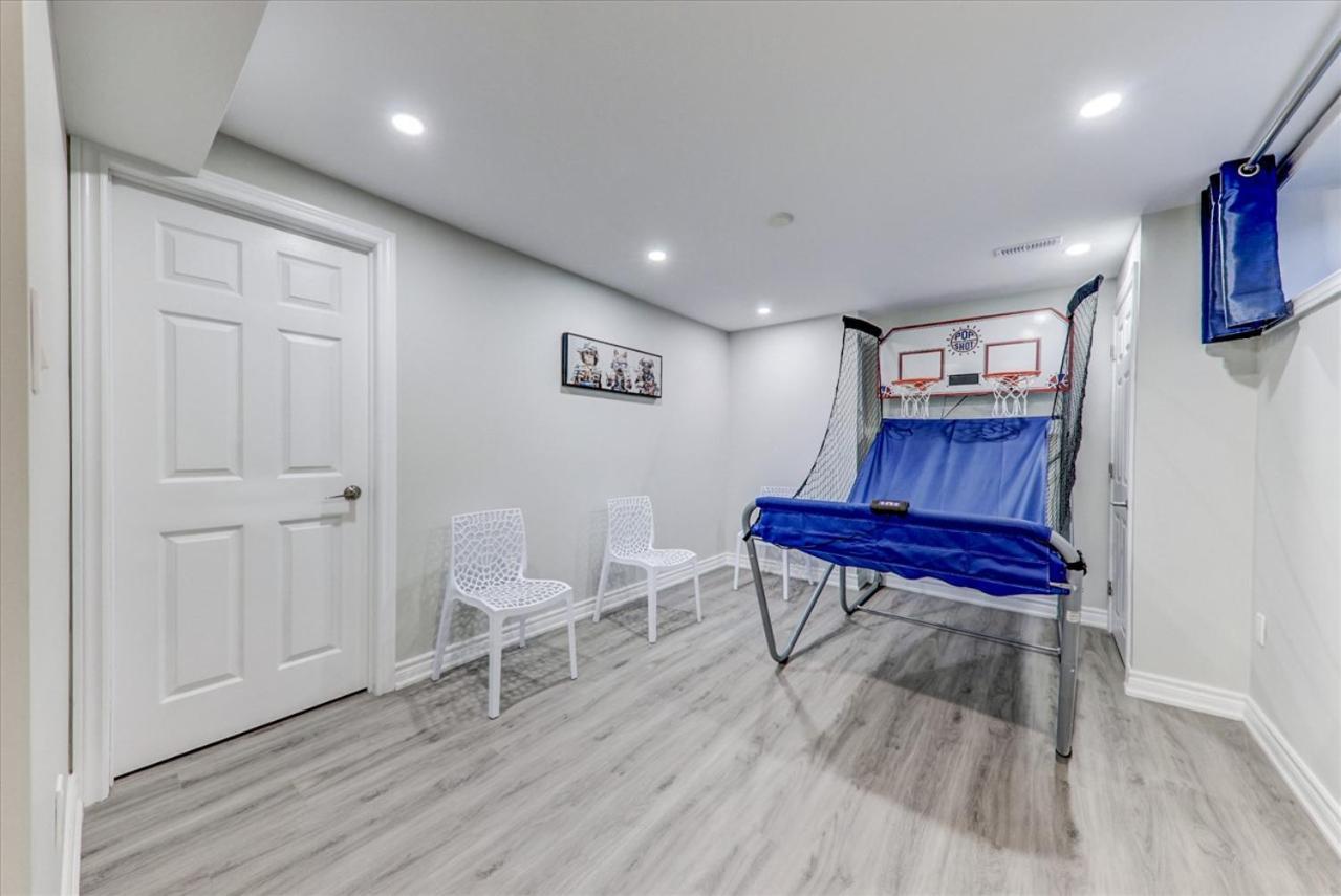 Stunning 7 Bedroom Rougeview Home With 2 Kitchens, 5 Bathrooms, Amazing Backyard & 8-Car Parking Toronto Zewnętrze zdjęcie