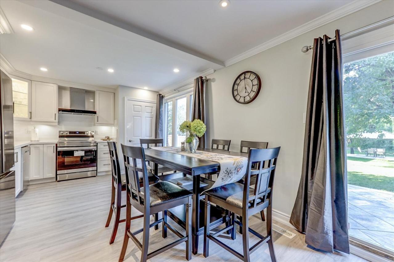 Stunning 7 Bedroom Rougeview Home With 2 Kitchens, 5 Bathrooms, Amazing Backyard & 8-Car Parking Toronto Zewnętrze zdjęcie