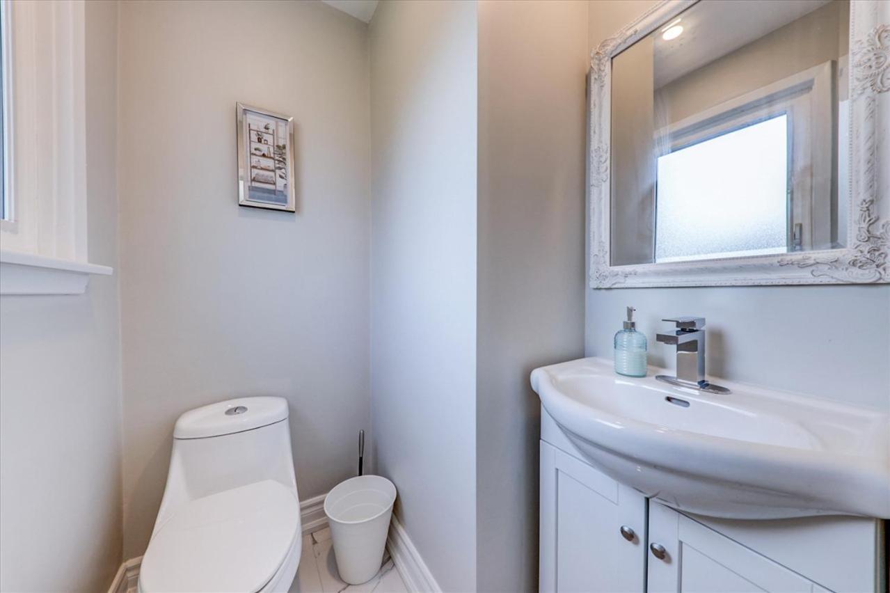 Stunning 7 Bedroom Rougeview Home With 2 Kitchens, 5 Bathrooms, Amazing Backyard & 8-Car Parking Toronto Zewnętrze zdjęcie