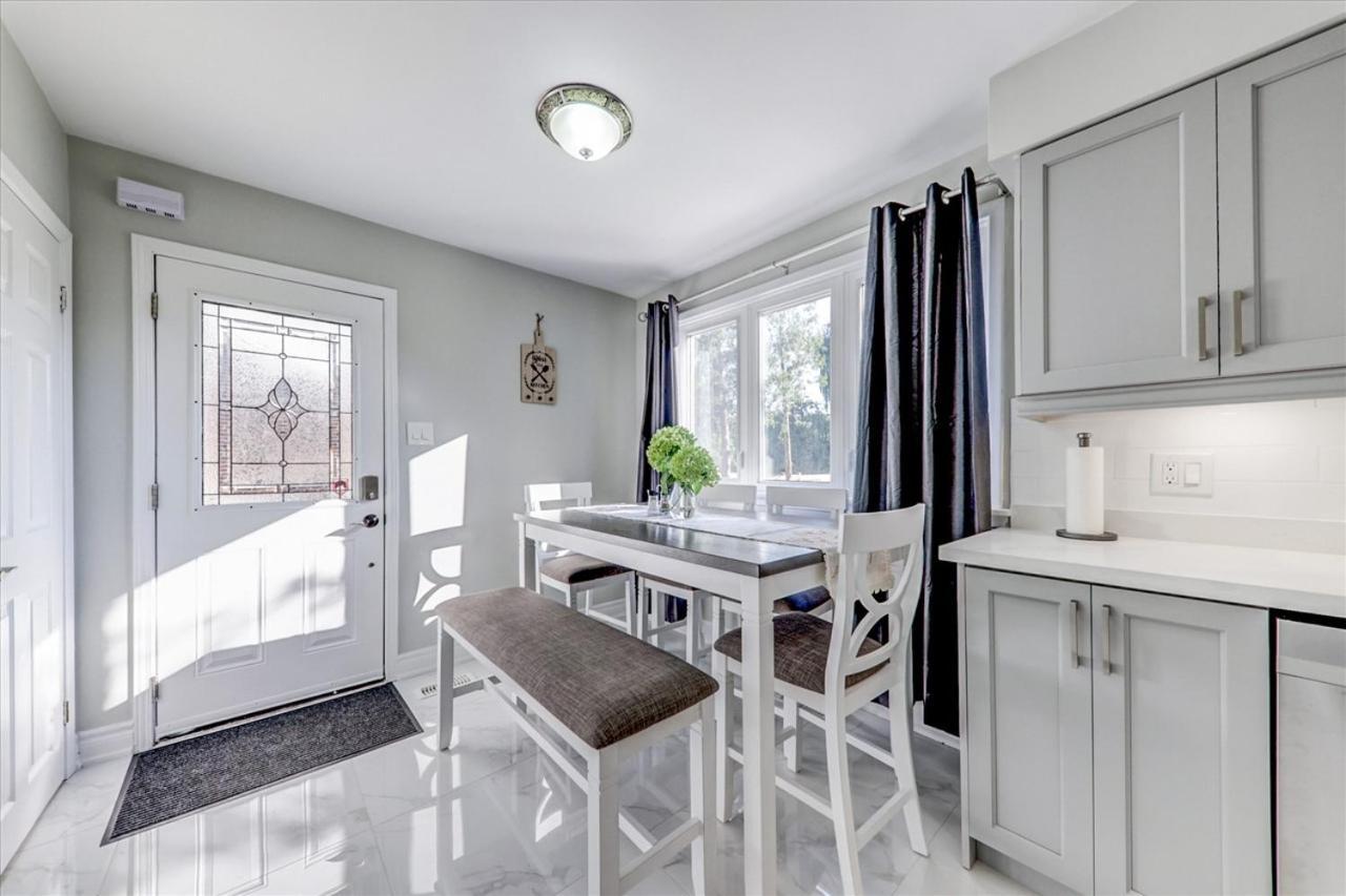 Stunning 7 Bedroom Rougeview Home With 2 Kitchens, 5 Bathrooms, Amazing Backyard & 8-Car Parking Toronto Zewnętrze zdjęcie