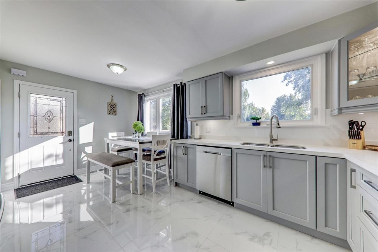 Stunning 7 Bedroom Rougeview Home With 2 Kitchens, 5 Bathrooms, Amazing Backyard & 8-Car Parking Toronto Zewnętrze zdjęcie