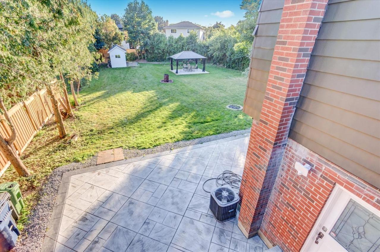 Stunning 7 Bedroom Rougeview Home With 2 Kitchens, 5 Bathrooms, Amazing Backyard & 8-Car Parking Toronto Zewnętrze zdjęcie
