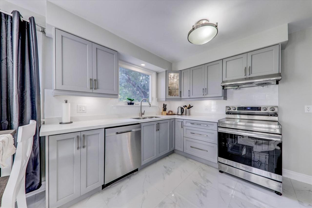 Stunning 7 Bedroom Rougeview Home With 2 Kitchens, 5 Bathrooms, Amazing Backyard & 8-Car Parking Toronto Zewnętrze zdjęcie