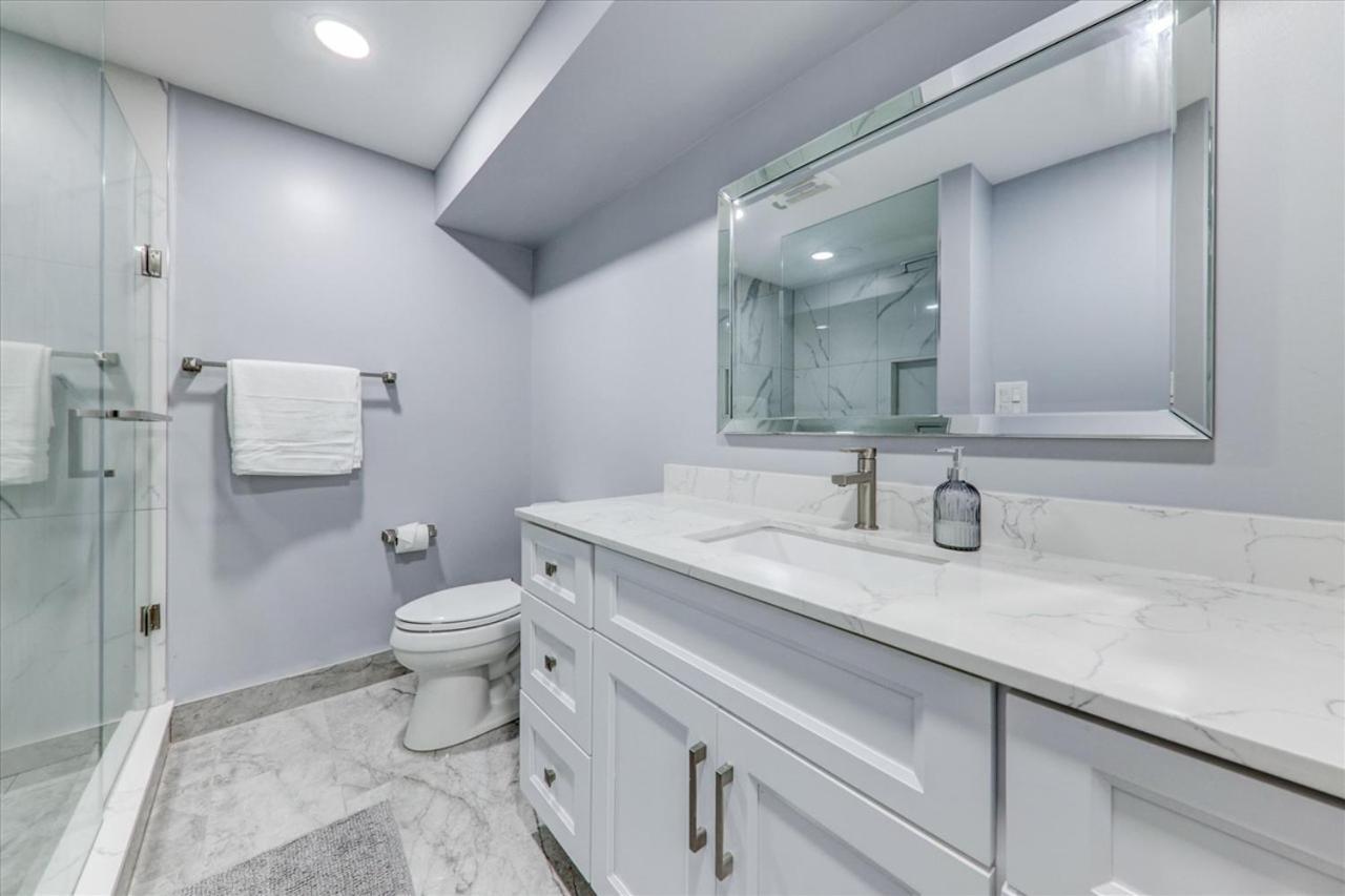 Stunning 7 Bedroom Rougeview Home With 2 Kitchens, 5 Bathrooms, Amazing Backyard & 8-Car Parking Toronto Zewnętrze zdjęcie