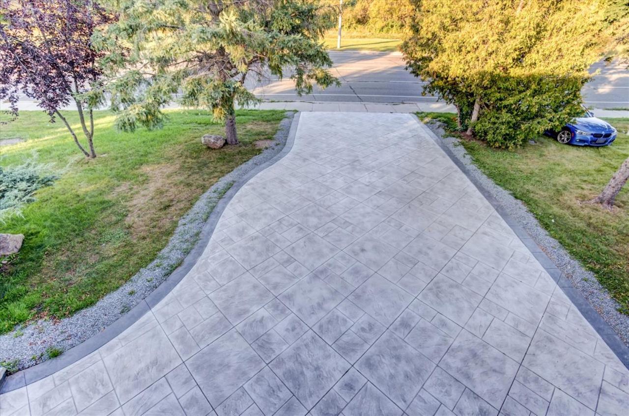 Stunning 7 Bedroom Rougeview Home With 2 Kitchens, 5 Bathrooms, Amazing Backyard & 8-Car Parking Toronto Zewnętrze zdjęcie