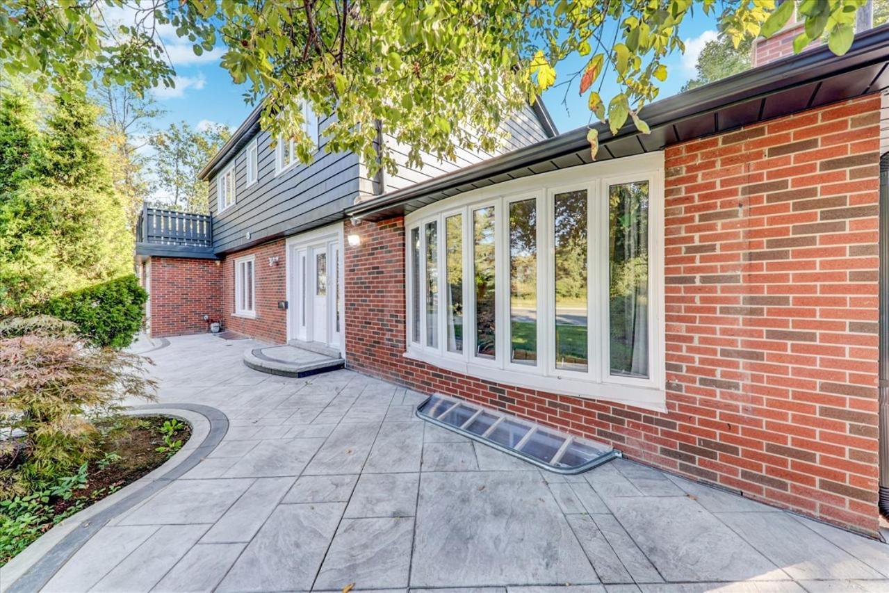 Stunning 7 Bedroom Rougeview Home With 2 Kitchens, 5 Bathrooms, Amazing Backyard & 8-Car Parking Toronto Zewnętrze zdjęcie