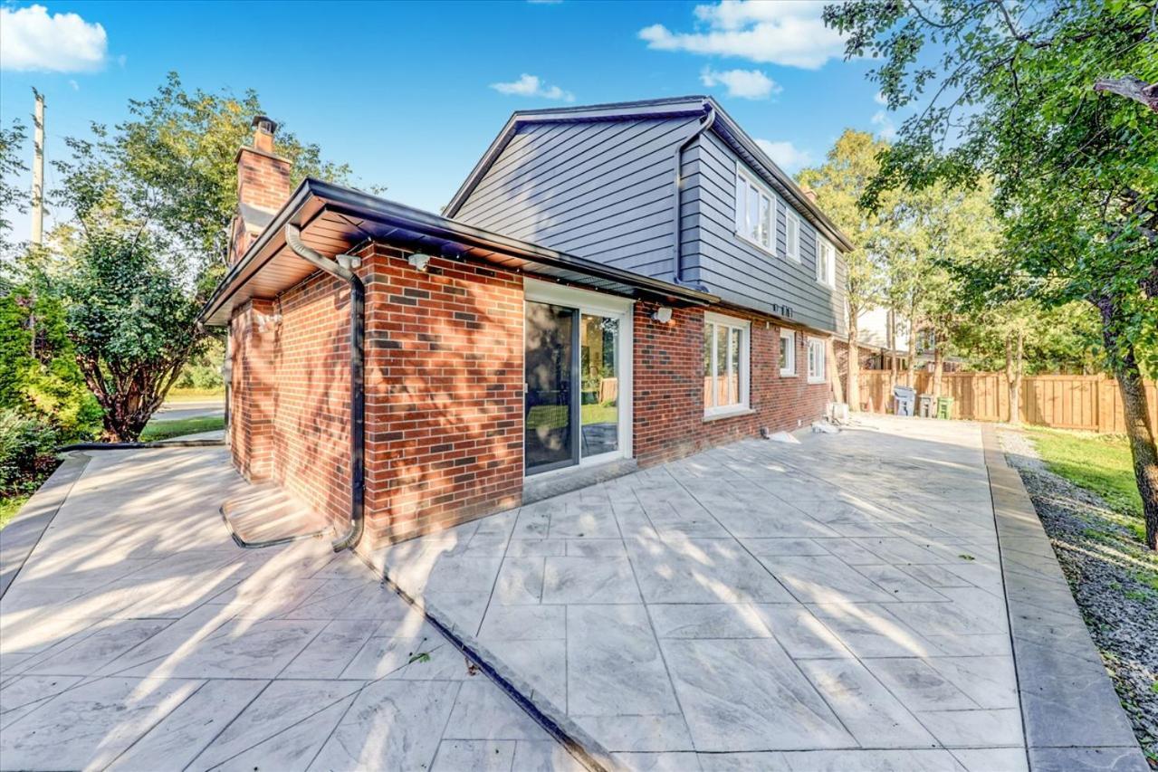 Stunning 7 Bedroom Rougeview Home With 2 Kitchens, 5 Bathrooms, Amazing Backyard & 8-Car Parking Toronto Zewnętrze zdjęcie