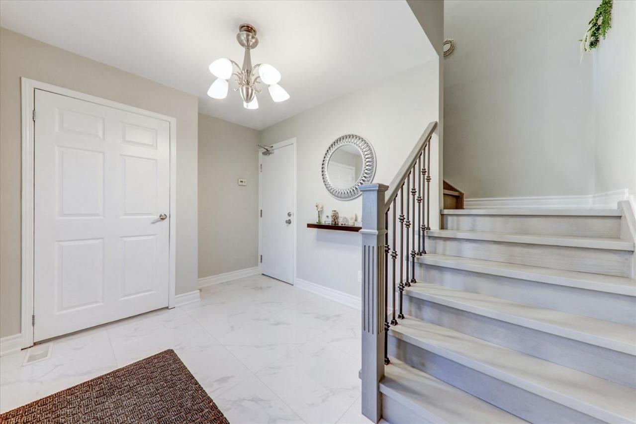 Stunning 7 Bedroom Rougeview Home With 2 Kitchens, 5 Bathrooms, Amazing Backyard & 8-Car Parking Toronto Zewnętrze zdjęcie