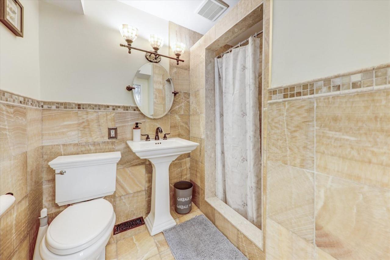 Stunning 7 Bedroom Rougeview Home With 2 Kitchens, 5 Bathrooms, Amazing Backyard & 8-Car Parking Toronto Zewnętrze zdjęcie