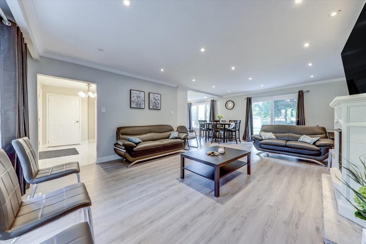 Stunning 7 Bedroom Rougeview Home With 2 Kitchens, 5 Bathrooms, Amazing Backyard & 8-Car Parking Toronto Zewnętrze zdjęcie
