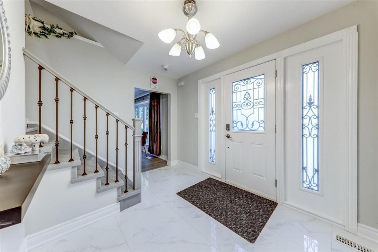 Stunning 7 Bedroom Rougeview Home With 2 Kitchens, 5 Bathrooms, Amazing Backyard & 8-Car Parking Toronto Zewnętrze zdjęcie