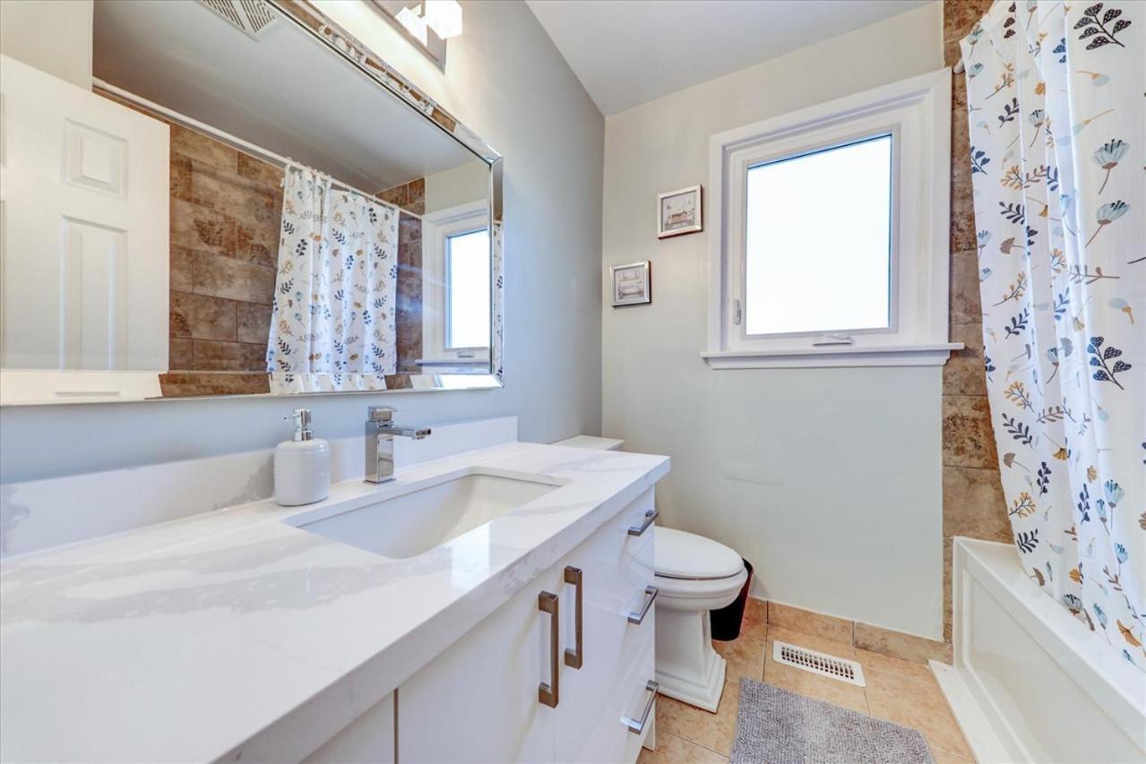 Stunning 7 Bedroom Rougeview Home With 2 Kitchens, 5 Bathrooms, Amazing Backyard & 8-Car Parking Toronto Zewnętrze zdjęcie